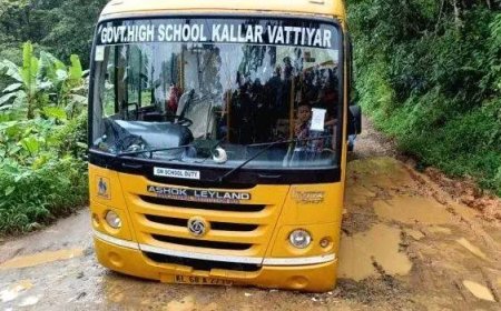 കുട്ടികളുമായി പോയ സ്‌കൂള്‍ ബസ് റോഡിലെ കുഴിയില്‍ താഴ്ന്നു.