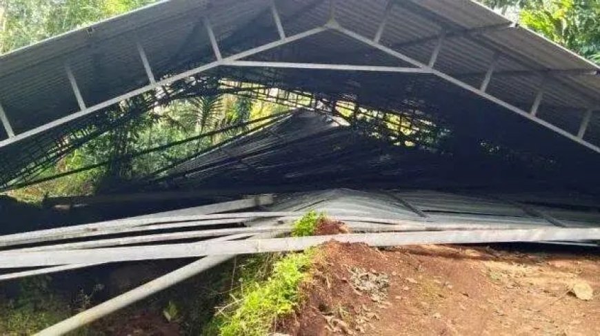 ഇൻഡോര് ഷട്ടില് കോര്ട്ട് തകര്ന്നു വീണു