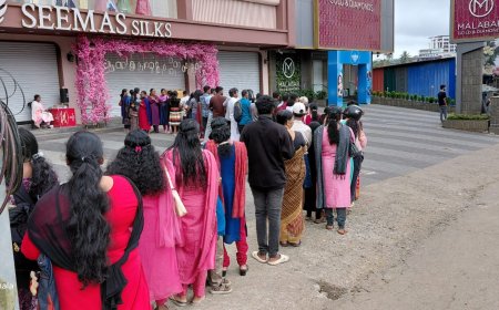 "മലയാളി ഡാ ! സമ്മാന പദ്ധതി അറിഞ്ഞ്  രാവിലെ കട്ടപ്പന സീമാസിൻ്റെ മുൻപിൽ തടിച്ചു കൂടിയവർ