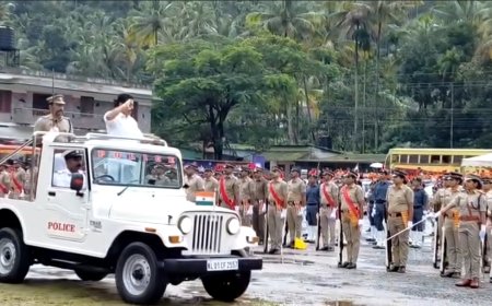 സ്വാതന്ത്ര്യ ദിനാഘോഷം : ഇടുക്കിയിൽ ജലവിഭവ വകുപ്പ് മന്ത്രി റോഷി അഗസ്റ്റിൻ പതാക ഉയര്‍ത്തി അഭിവാദ്യം സ്വീകരിച്ചു.