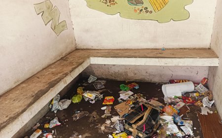 മാലിന്യക്കൂമ്പാരമായി ബസ് കാത്തിരിപ്പ് കേന്ദ്രം