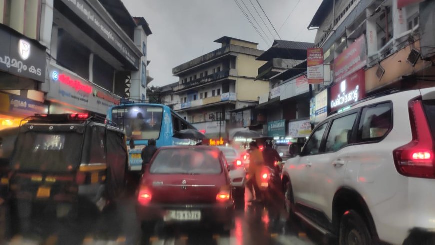 കട്ടപ്പന നഗരത്തിൽ ഗതാഗത കുരുക്ക് രൂക്ഷം; ബൈപാസ് സംവിധാനത്തിൻ്റെ അപര്യാപ്തതയും വാരാന്ത്യയിലുളള തിരക്കും പ്രധാന കാരണം