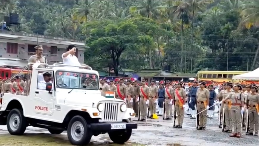 സ്വാതന്ത്ര്യ ദിനാഘോഷം : ഇടുക്കിയിൽ ജലവിഭവ വകുപ്പ് മന്ത്രി റോഷി അഗസ്റ്റിൻ പതാക ഉയര്‍ത്തി അഭിവാദ്യം സ്വീകരിച്ചു.