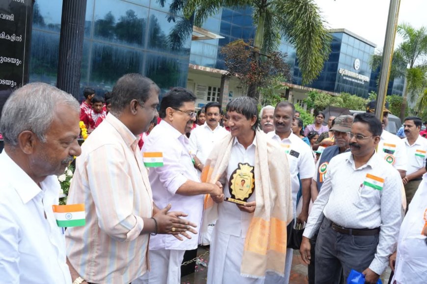 സജീവ് ഗായത്രിയെ സീനിയർചേമ്പർ ഇന്റർനാഷണൽ ആദരിച്ചു.