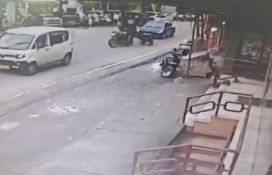 സ്കൂട്ടറിന് പിന്നിൽ കാറിടിച്ചു, തെറിച്ചുവീണ് യുവതിയും കുഞ്ഞും; ദുരന്തം ഒഴിവായത് തലനാരിഴയ്ക്ക്