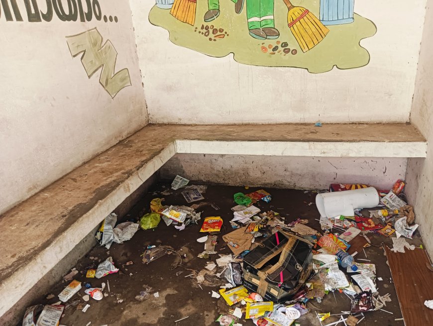 മാലിന്യക്കൂമ്പാരമായി ബസ് കാത്തിരിപ്പ് കേന്ദ്രം