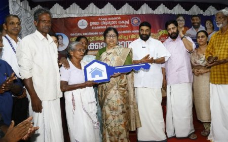 മെഡിക്കൽ കോളജ് ആശുപത്രി അപകടത്തിൽ മരിച്ച ബിന്ദുവിന്റെ കുടുംബത്തിന് സ്‌നേഹവീട് കൈമാറി