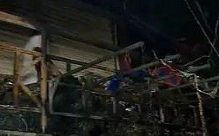 കൊച്ചി ബ്രോഡ് വേയില്‍ വൻ തീപിടിത്തം; 12 ഓളം കടകള്‍ കത്തിനശിച്ചു