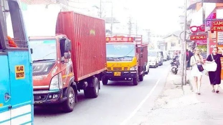 ശബരിമല തീർത്ഥാടനവും വിനോദസഞ്ചാരികളുടെ തിരക്കും ;  ഗതാഗത കുരുക്കില്‍ വീർപ്പുമുട്ടി കുമിളി