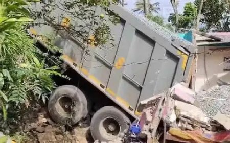 കുത്തനെയുള്ള കയറ്റത്തില്‍ നിയന്ത്രണം നഷ്ടപ്പെട്ട ലോറി വീടിന് മുകളിലേക്ക് മറിഞ്ഞു; കെട്ടിടം പൂര്‍ണമായി തകര്‍ന്നു