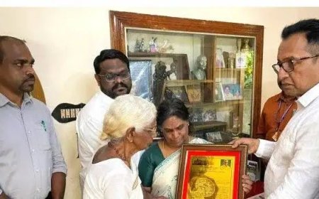 എം.എല്‍.എയായിരിക്കെ അന്തരിച്ച വാഴൂർ സോമന്റെ കുടുംബത്തിന് പതിനഞ്ചാം കേരള നിയമസഭയുടെ ചരമോപചാര ഫലകം സമർപ്പിച്ചു