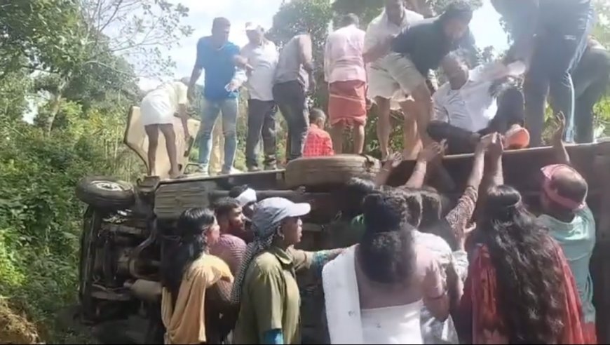 മുരുക്കടിയിൽ ടെമ്പോ ട്രാവലർ മറിഞ്ഞു