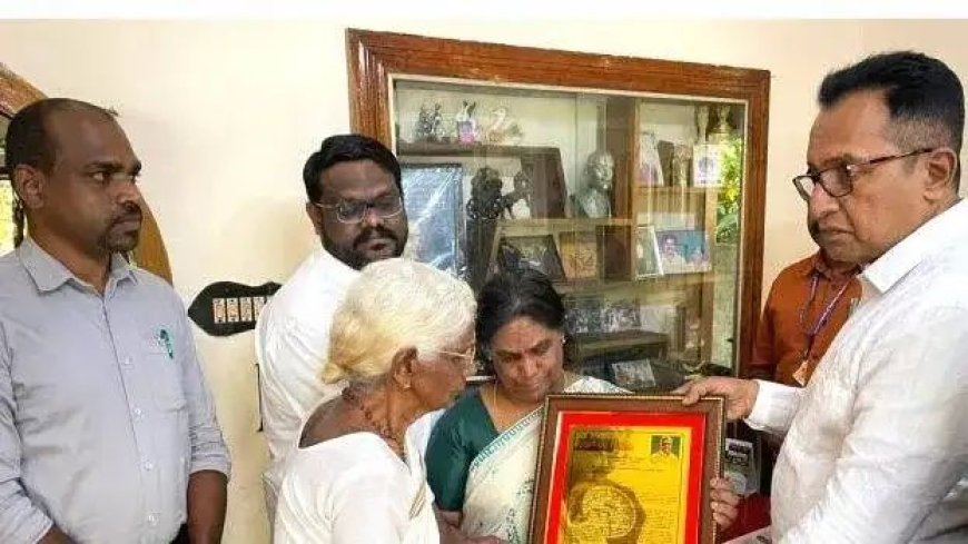 എം.എല്‍.എയായിരിക്കെ അന്തരിച്ച വാഴൂർ സോമന്റെ കുടുംബത്തിന് പതിനഞ്ചാം കേരള നിയമസഭയുടെ ചരമോപചാര ഫലകം സമർപ്പിച്ചു