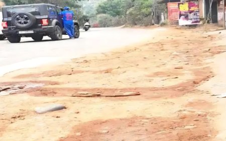 പൈപ്പിടാൻ എടുത്ത കുഴി മൂടിയില്ല; കുഴിസിറ്റി–ചേലച്ചുവട് റോഡിൽ പൊടിശല്യം രൂക്ഷം