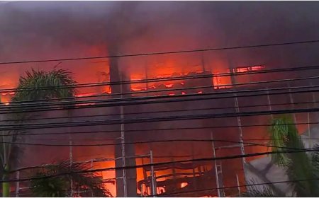കോഴിക്കോട് പാളയത്ത് വൻ തീപിടിത്തം;അണയ്ക്കാൻ തീവ്രശ്രമം തുടരുന്നു