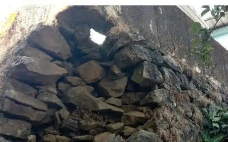 ഏലപ്പാറയിൽ അംഗൻവാടിയുടെ ഇടിഞ്ഞ കൽക്കെട്ട് പുനർനിർമ്മാണം വൈകുന്നു