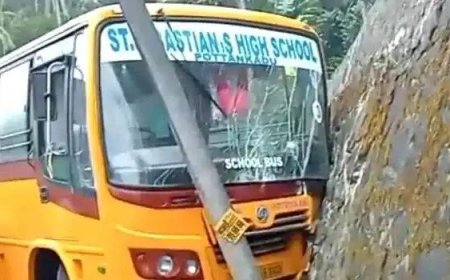 നിയന്ത്രണം വിട്ട സ്കൂൾ ബസ് സ്വകാര്യ വീടിന്റെ സംരക്ഷണ ഭിത്തിയിലേക്കും വൈദ്യുതി തൂണിലേക്കും ഇടിച്ചുകയറി