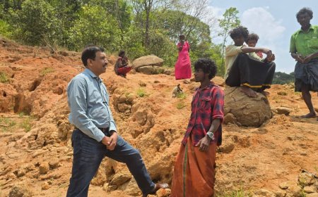 സ്വീപ് വോട്ടർ ബോധവൽക്കരണ പരിപാടി : ജില്ലാ കളക്ടർ ഡോ. ദിനേശൻ ചെറുവാട്ട് വണ്ടിപ്പെരിയാർ മേഖല സന്ദർശിച്ചു