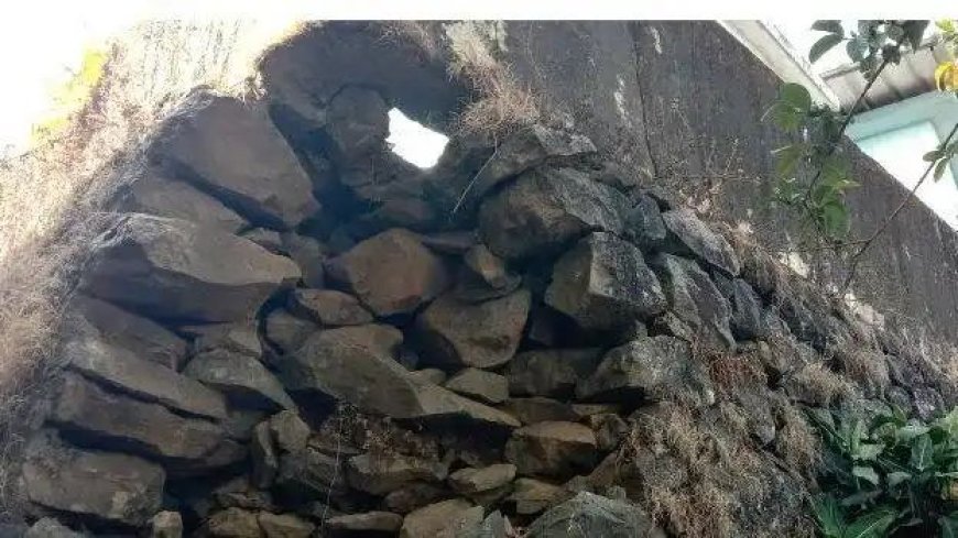 ഏലപ്പാറയിൽ അംഗൻവാടിയുടെ ഇടിഞ്ഞ കൽക്കെട്ട് പുനർനിർമ്മാണം വൈകുന്നു