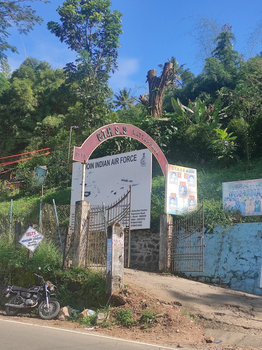 കട്ടപ്പന ഗവ. ട്രൈബൽ ഹയർസെക്കൻഡറി സ്കൂളിന്റെ പിൻഭാഗത്ത് ഇടിഞ്ഞുവീണ മണ്ണ് നീക്കം ചെയ്യാനുള്ള നടപടികൾ ആരംഭിച്ചു