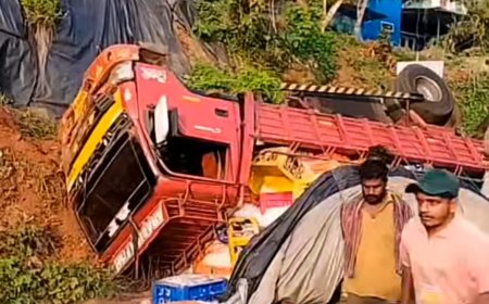 കല്ലാർകുട്ടിയിൽ ഐസുമായി വന്ന ലോറി മറിഞ്ഞ് അപകടം
