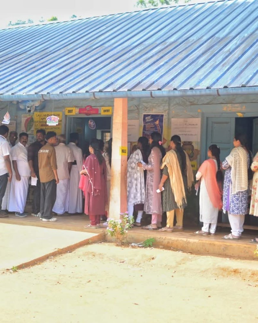 പുതിയ ചരിത്രമായി സ്ത്രീ വോട്ടർമാർ : 81.19% പേർ വോട്ട് രേഖപ്പെടുത്തി—സംസ്ഥാന ചരിത്രത്തിലെ ഏറ്റവും ഉയർന്ന നിരക്ക്.