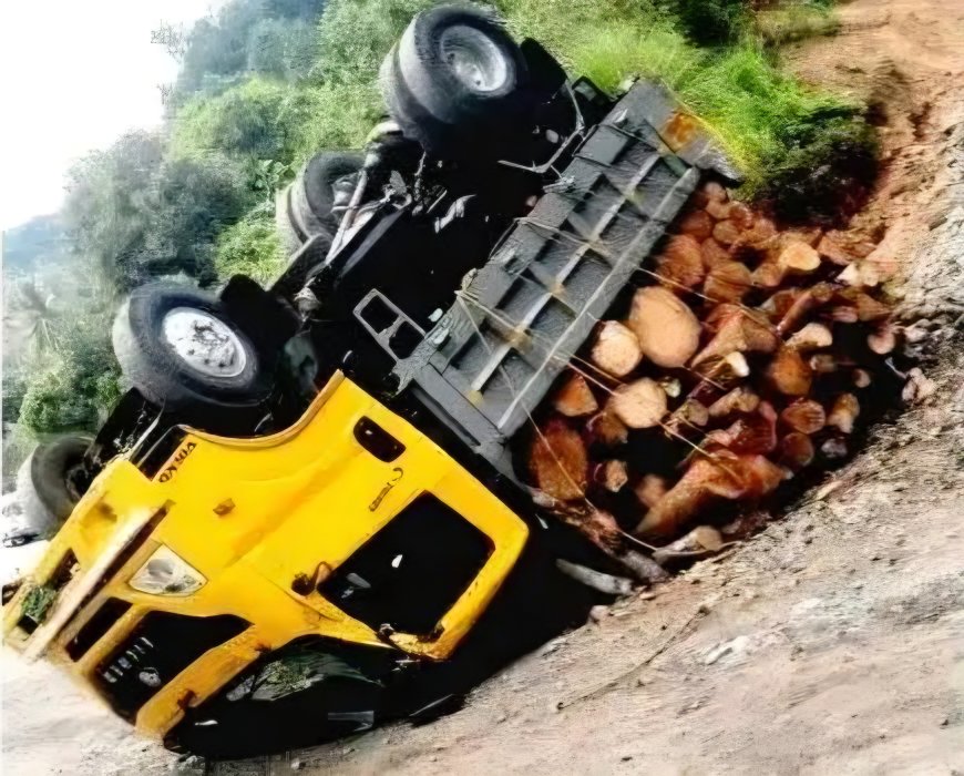 തടിലോറി തലകീഴായി മറിഞ്ഞ് അപകടം