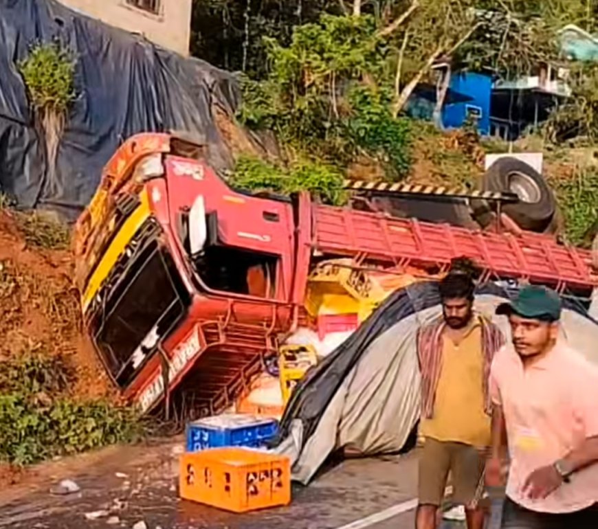 കല്ലാർകുട്ടിയിൽ ഐസുമായി വന്ന ലോറി മറിഞ്ഞ് അപകടം