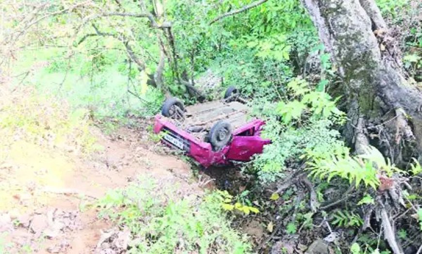 കാര്‍ കൊക്കയിലേക്ക് മറിഞ്ഞ് ദമ്പതികള്‍ക്ക് പരിക്ക്