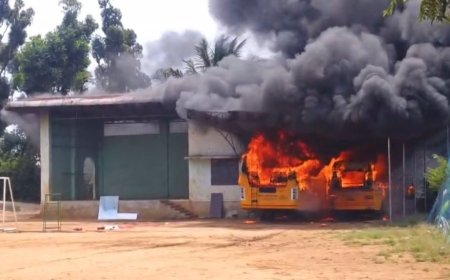 ദീപാ ഹൈസ്‌കൂളിൽ ബസുകൾ കത്തിനശിച്ച സംഭവം : അപകടം അറ്റകുറ്റപ്പണികൾക്കിടയിൽ ഷോർട്ട് സർക്യൂട്ട് മൂലം എന്ന് പ്രാഥമിക നിഗമനം