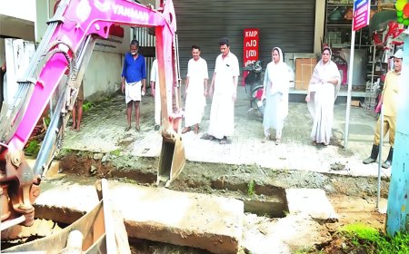 മഴക്കാല മുന്നൊരുക്കം; നഗരത്തിലെ ഓട ശുചീകരണം ഊർജിതമാക്കി തൊടുപുഴ നഗരസഭ
