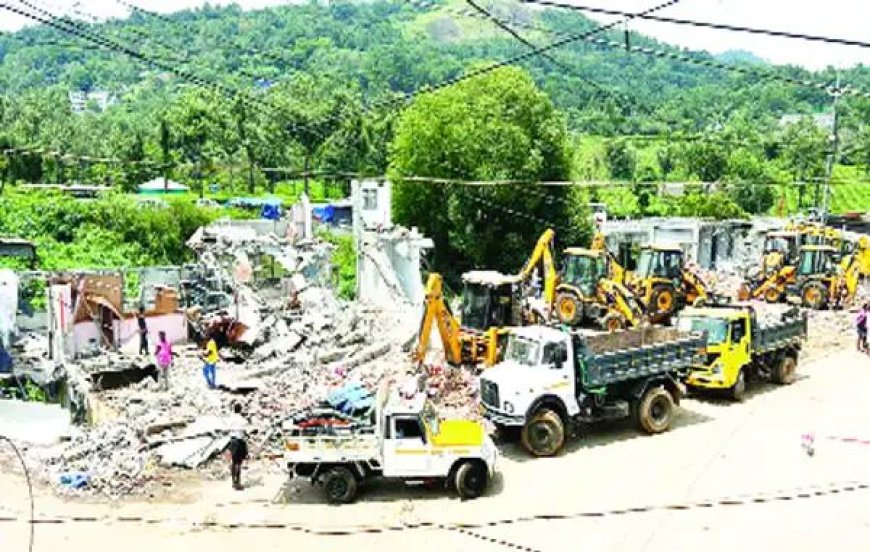 പൂപ്പാറയിൽ പൊളിച്ച കെട്ടിടങ്ങളുടെ അവശിഷ്ടങ്ങൾ നീക്കം ചെയ്യുന്നത് തുടരുന്നു