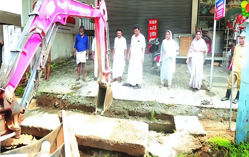 മഴക്കാല മുന്നൊരുക്കം; നഗരത്തിലെ ഓട ശുചീകരണം ഊർജിതമാക്കി തൊടുപുഴ നഗരസഭ