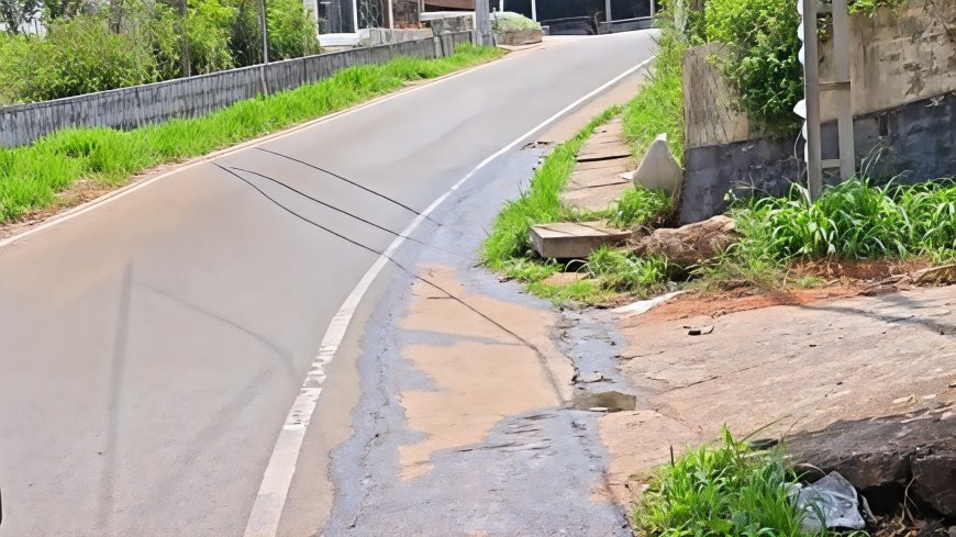 കട്ടപ്പന പള്ളിക്കവല–സ്‌കൂള്‍ കവല റോഡിൽ വെള്ളം പാഴാകുന്നത് പതിവാകുന്നു