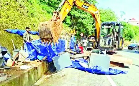 മൂന്നാറിൽ വഴിയോര കച്ചവട സ്ഥാപനങ്ങൾ പൊളിച്ചു നീക്കി