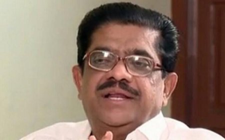 മദ്യ നികുതി. ആദ്യം മുന്നണിയിൽ ചർച്ച ചെയ്യണമായിരുന്നു. മുഖ്യമന്ത്രിക്കെതിരെ വിഎം സുധീരൻ. രമേശ് ചെന്നിത്തലയ്ക്ക് പ്രശംസ.