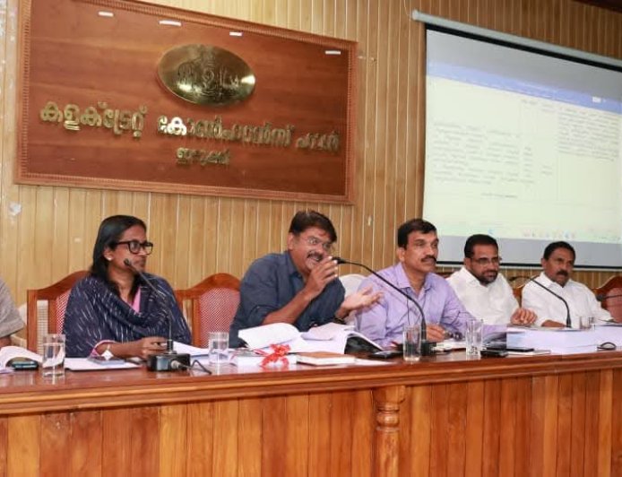 ജില്ലാ വികസന സമിതി യോഗം: ഭൂമി കൈയേറ്റങ്ങൾക്കെതിരെ കർശന നടപടി; അനധികൃത നിർമാണങ്ങൾ തടയും
