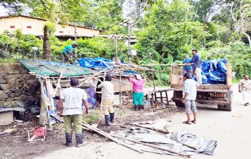 കുമളി ടൗണിൽ ഫുട്പാത്ത് കൈയേറി നിർമിച്ച തട്ടുകടകൾ നീക്കം ചെയ്തു