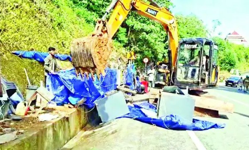 മൂന്നാറിൽ വഴിയോര കച്ചവട സ്ഥാപനങ്ങൾ പൊളിച്ചു നീക്കി