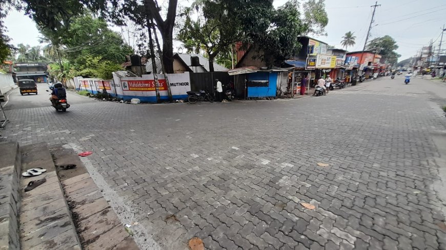 വൈക്കം തെക്കേ നട–പടിഞ്ഞാറേ നട റോഡ് വീണ്ടും സഞ്ചാര യോഗ്യമാക്കി