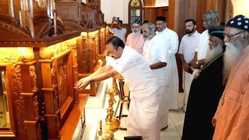 ദേവലോകം അരമന സന്ദർശിച്ച് മുഖ്യമന്ത്രി വി.ഡി. സതീശൻ; ജനക്ഷേമ പ്രവർത്തനങ്ങൾക്ക് പിന്തുണയുമായി ഓർത്തഡോക്സ് സഭ