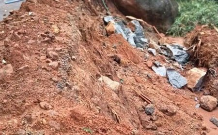 കമ്പകക്കാനത്ത് ഉണ്ടായ മണ്ണിടിച്ചിലിനെ തുടർന്ന് റോഡ് ഗതാഗതം ഭാഗികമായി തടസപ്പെട്ടതോടെ പ്രദേശവാസികൾ കടുത്ത യാത്രാദുരിതം നേരിടുന്നു