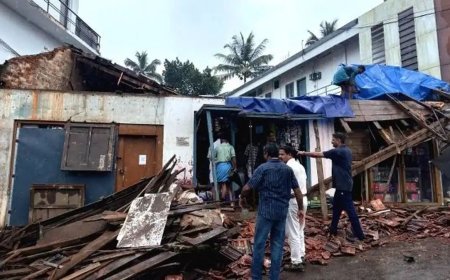 ലബ്ബക്കടയിൽ വ്യാപാരസ്ഥാപനങ്ങൾ പ്രവർത്തിച്ചിരുന്ന കെട്ടിടത്തിന്റെ മേൽക്കൂര തകർന്നു വീണു