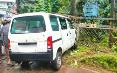 നിയന്ത്രണം വിട്ട് റോഡിൽ നിന്നും തെന്നി മാറിയ വാൻ ട്രാൻസ്ഫോർമറിന്റെ സുരക്ഷാവേലിയിൽ ഇടിച്ചുനിന്നു. ഒഴിവായത് വൻ അപകടം