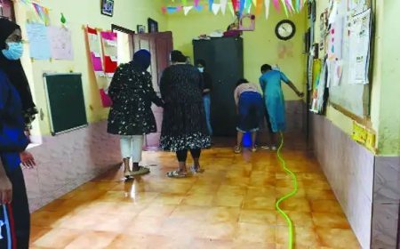 പ്രളയബാധിത മേഖലയിൽ ശുചീകരണവുമായി കെ.ജി. കോളജ് വിദ്യാർഥികൾ