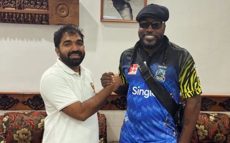 പുതുപ്പള്ളിയിലെത്തി ക്രിസ് ഗെയ്ല്‍; ഉമ്മൻ ചാണ്ടിയുടെ കല്ലറയിൽ പുഷ്പാർച്ചന നടത്തി