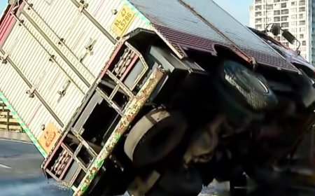 കൊച്ചി വൈറ്റിലയിൽ വാഹനാപകടം; ലോറി പാലത്തിന്റെ കൈവരിയിൽ ഇടിച്ച് മറിഞ്ഞു
