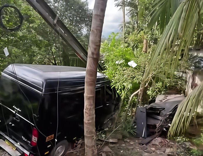 മുണ്ടക്കയം വേങ്ങക്കുന്നിൽ ട്രാവലർ നിയന്ത്രണം വിട്ട് അപകടം; രണ്ടുപേർക്ക് പരിക്ക്