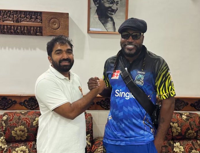 പുതുപ്പള്ളിയിലെത്തി ക്രിസ് ഗെയ്ല്‍; ഉമ്മൻ ചാണ്ടിയുടെ കല്ലറയിൽ പുഷ്പാർച്ചന നടത്തി