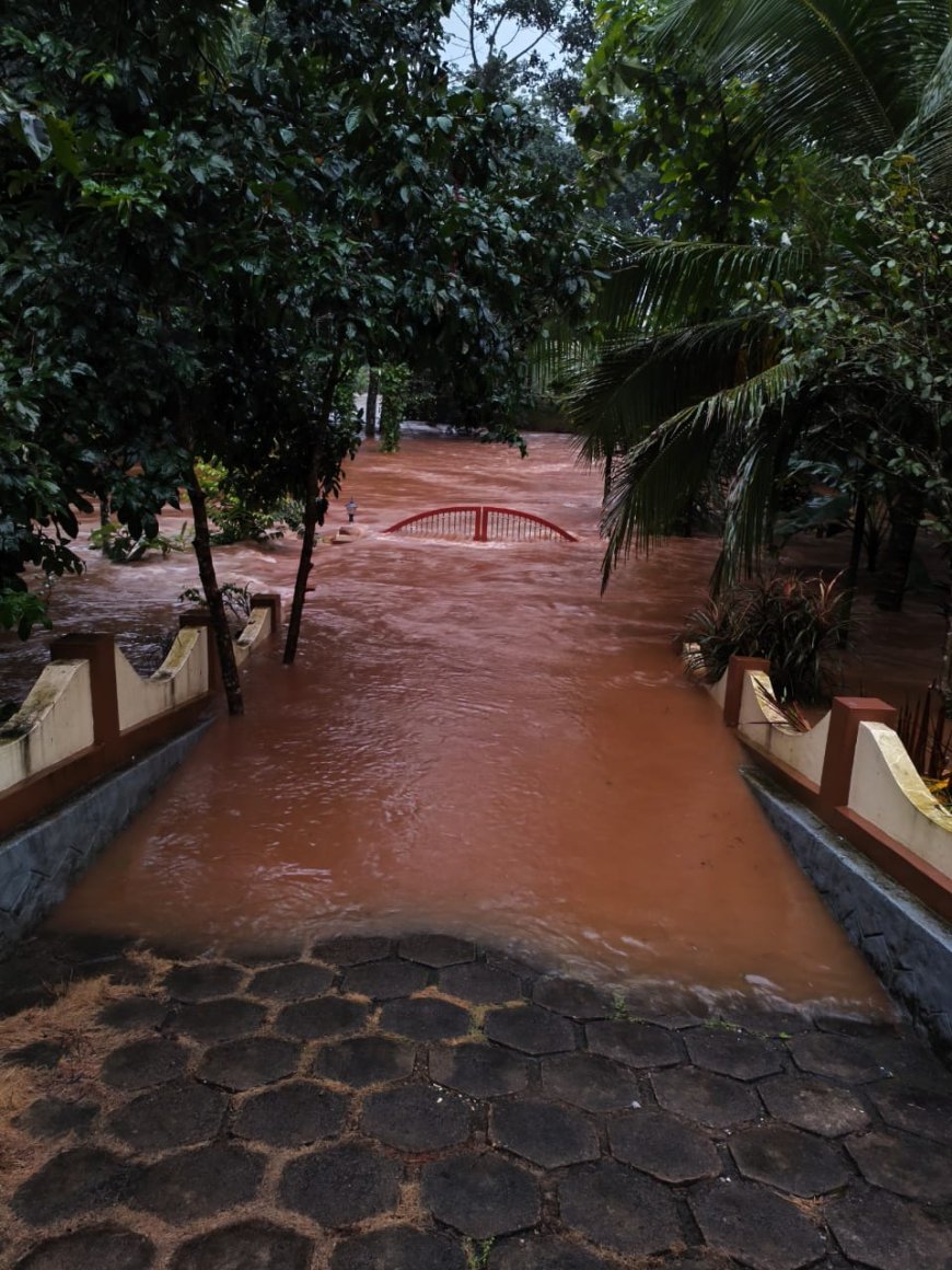 കാഞ്ഞിരപ്പള്ളി–മണിമല റോഡിലെ പഴയിടം കോസ്‌വേ തീരദേശ ഭാഗങ്ങളിൽ വെള്ളപ്പൊക്കം